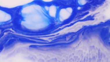 Akışkan sanat soyut dokusu. Akan efektli modern sanat eserleri. Sıvı boya etkisi arka planı. Modern akrilik akış animasyonlu soyut yüzey. Mavi, mor ve beyaz yanardöner sanat eserleri.