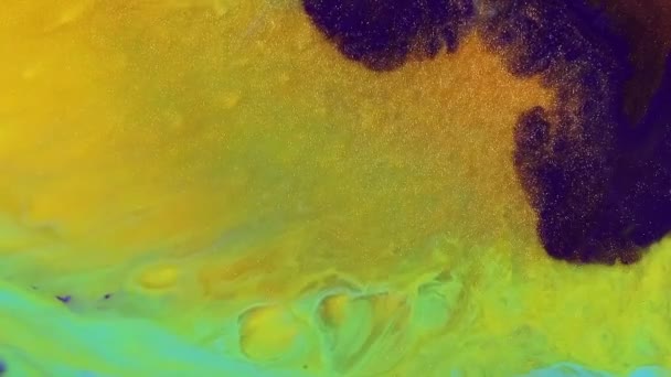 Pittura fluida con rallentatore. Struttura astratta opere d'arte. Sfondo liquido forme di progettazione. Texture acquerello diffusione con animazione flusso acrilico. Miscelazione flusso giallo, verde e viola . — Video Stock