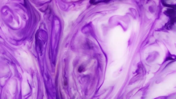 Texture astratta che scorre nel caos. Pittura fluida. Pittura fluida moderna. Arte fluida contemporanea con vernici acriliche che scorrono e vorticano. Effetto fuoriuscita di colore bianco e viola . — Video Stock