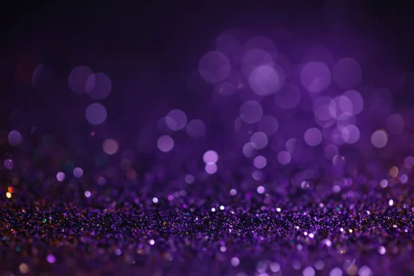 Paarse glitter feestelijke achtergrond. Abstract violette wazige cirkels. Bokeh lichten met helder glanzend effect illustratie. Overlappende gloeiende en twinkelende vlekken decoratieve achtergrond ontwerp. — Stockfoto