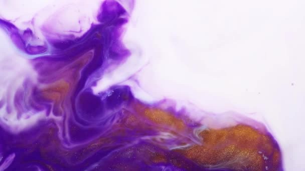 Peinture d'art fluide au ralenti. Texture abstraite. Conception de formes de fond liquide. Fond psychédélique avec peinture à tartiner acrylique. Violet, or et blanc fond de tendance . — Video