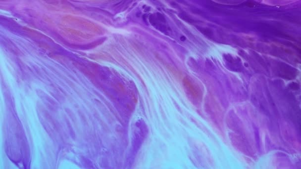 Modern fluid artwork. Abstract textures with colourful waves. Colourful background art. Mixed paint flow with acrylic mix motion, close up view. Purple, blue and lilac trend backdrop. — Stock Video