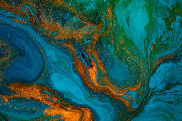 Textura de arte fluido. Fondo abstracto con efecto de pintura iridiscente. Arte acrílico líquido con pinturas mixtas de colores. Se puede utilizar para fondo o póster. Colores azules, verdes y dorados desbordantes . —  Fotos de Stock