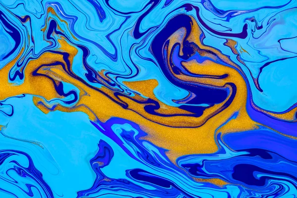 流畅的艺术质感背景与抽象旋转的油漆效果。流动和飞溅的液体丙烯酸图片。混合油漆的网站背景。蓝色、金色和青色的色彩溢满. — 图库照片