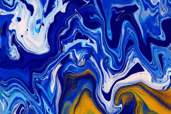 Textura de arte fluido. Fondo abstracto con efecto de pintura iridiscente. Imagen acrílica líquida con flujos y salpicaduras. Pinturas mixtas para fondo del sitio web. Colores desbordantes azules, dorados y blancos . —  Fotos de Stock