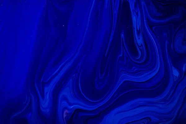 Tekstura płynnej sztuki. Tło z abstrakcyjnym, wirującym efektem farby. Płynna akrylowa grafika z przepływami i rozpryskami. Klasyczny niebieski kolor roku 2020. Niebieski, czarny i biały przepełnione kolory. — Zdjęcie stockowe