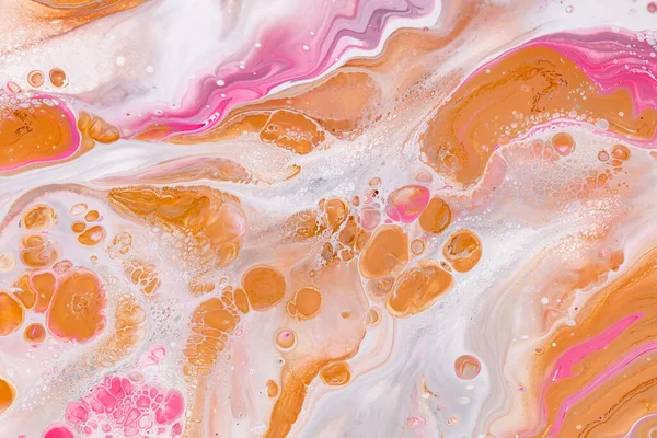 Texture fluida. Sullo sfondo con effetto pittura iridescente astratta. Opere d'arte acriliche liquide con vernici miste alla moda. Può essere utilizzato per lo sfondo del sito web. Colori arancio, rosa e bianco traboccanti . — Foto Stock