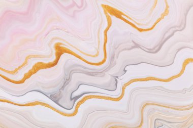 Sıvı sanat dokusu. Soyut kıvrımlı boya efektiyle arka plan. Akıp sıçrayan sıvı akrilik sanat eserleri. Baner veya duvar kâğıdı için karışık boyalar. Lavanta, altın ve beyaz taşan renkler.