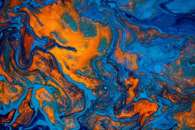 Sıvı sanat dokusu. Boya efektiyle soyut arkaplan. Karışık boyalı sıvı akrilik sanat eserleri. Posterler ya da duvar kağıtları için kullanılabilir. Mavi, turuncu ve altın renkli..