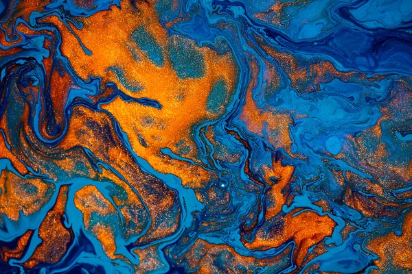 Sıvı sanat dokusu. Boya efektiyle soyut arkaplan. Karışık boyalı sıvı akrilik sanat eserleri. Posterler ya da duvar kağıtları için kullanılabilir. Mavi, turuncu ve altın renkli..