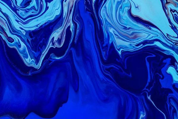 Fluid art texture. Background with abstract iridescent paint effect. Liquid acrylic picture with flows and splashes. Classic blue color of the year 2020.. Blue, cyan and indigo overflowing colors. — Stockfoto