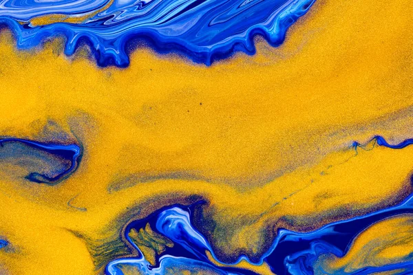 Sıvı sanat dokusu. Yanardöner boya efektli soyut arkaplan. Sıvı akrilik resim ve modaya uygun karışık boyalar. Web sitesi geçmişi için kullanılabilir. Mavi, altın ve beyaz taşan renkler.