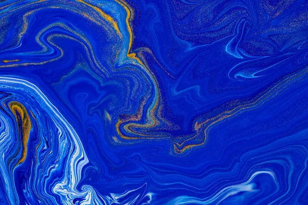 Textura de arte fluida. Fundo abstrato com efeito de pintura de mistura. Imagem de acrílico líquido que flui e espirra. Clássica cor azul do ano 2020. Cores transbordantes azuis, douradas e brancas . — Fotografia de Stock