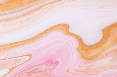 Sıvı sanat dokusu. Yanardöner boya efektli soyut arkaplan. Sıvı akrilik sanat eseri ve güzel karışık boyalar. İç mekan posteri olarak kullanılabilir. Altın, pembe ve beyaz taşan renkler.