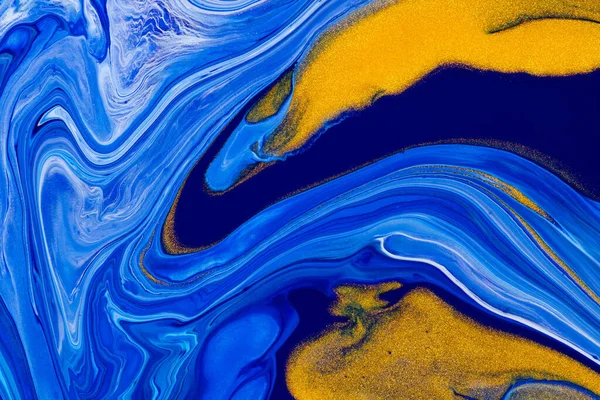 Textura de arte fluido. Fondo abstracto con efecto de pintura giratoria. Arte acrílico líquido que fluye y salpica. Pinturas mixtas para fondo o póster. Colores desbordantes azules, dorados y blancos . —  Fotos de Stock