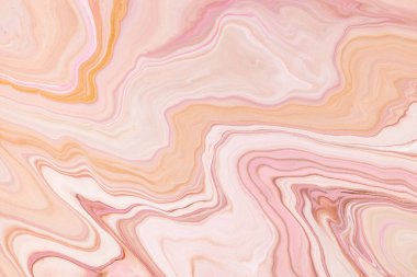 Sıvı sanat dokusu. Soyut yanardöner boya efektiyle arka plan. Akıp sıçrayan sıvı akrilik sanat eserleri. İç mekan posteri için karışık boyalar. Turuncu, pembe ve beyaz taşan renkler.