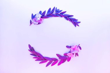 Yapraklı ışıklı arkaplan. Metnin için bitki çerçevesi ve boşluk olan renkli soyut arkaplan. Pembe ve mor renkli egzotik doğa dalı. Parlak arka planı olan yaz dalları.