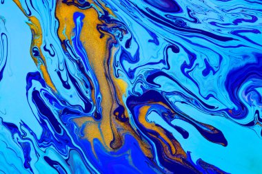Sıvı sanat dokusu. Soyut yanardöner boya efektiyle arka plan. Karışık boyalı sıvı akrilik sanat eserleri. Posterler ya da duvar kağıtları için kullanılabilir. Mavi, altın ve cyan taşan renkler.