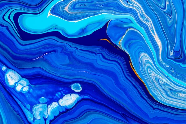 Textura de arte fluida. Fundo abstrato com efeito de pintura iridescente. Quadro de acrílico líquido com tintas mistas caóticas. Clássica cor azul do ano 2020. Cores transbordantes azuis, douradas e brancas . — Fotografia de Stock