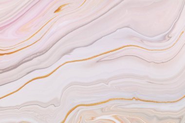 Sıvı sanat dokusu. Boya efektiyle soyut bir arka plan. Akıp sıçrayan akrilik bir resim. Web sitesi arka planı için karışık boyalar. Lavanta, altın ve beyaz taşan renkler.