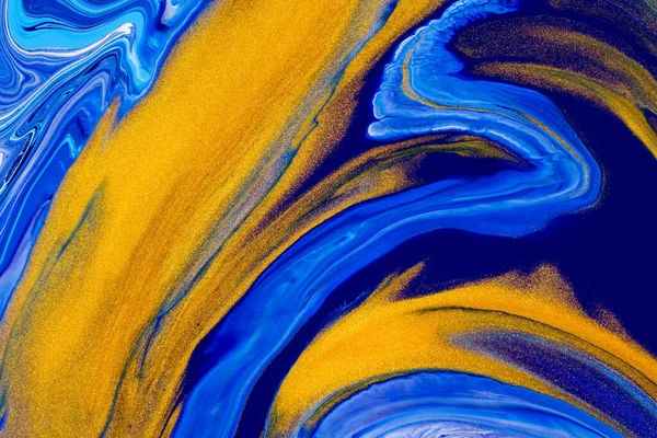 Sıvı sanat dokusu. Girdap boyası efektli soyut bir arka plan. Sıvı akrilik çizimler, akışlar ve sıçramalar. Web sitesi arka planı için karışık boyalar. Mavi, altın ve beyaz taşan renkler.