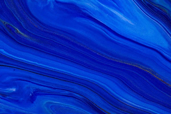 Textura de arte fluida. Fundo com efeito de pintura de giro abstrato. Imagem de acrílico líquido que flui e espirra. Clássica cor azul do ano 2020. Cores transbordantes azuis, douradas e brancas . — Fotografia de Stock