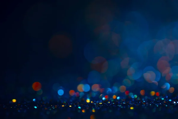 Decoración de fondo de luces bokeh, fondo de brillo abstracto con círculos, fondo de pantalla de diseño moderno con destellos brillantes. Fondo negro, azul y dorado chispas brillantes con efecto resplandor . — Foto de Stock