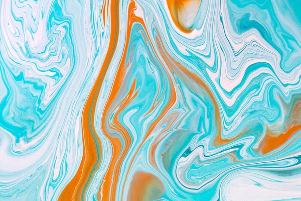 Vätskekonsistens. Abstrakt bakgrund med skimrande färgeffekt. Flytande akrylbild som flödar och stänk. Blandade färger för bakgrund eller affisch. Mynta, orange och vitt överflödande färger. — Stockfoto
