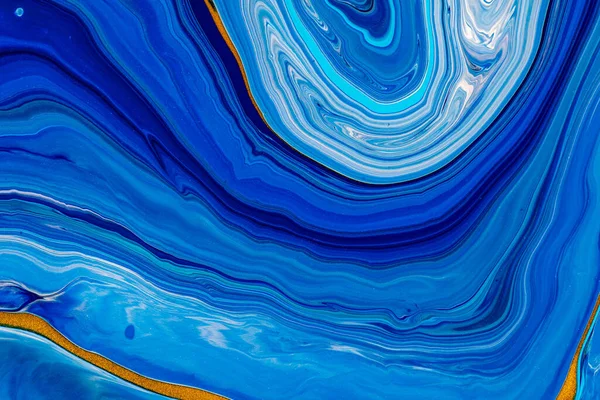 Tekstur seni cair. Latar belakang abstrak dengan efek cat berputar-putar. Karya seni akrilik cair dengan aliran dan percikan. Warna biru klasik tahun 2020. Biru, warna keemasan dan putih meluap. — Stok Foto