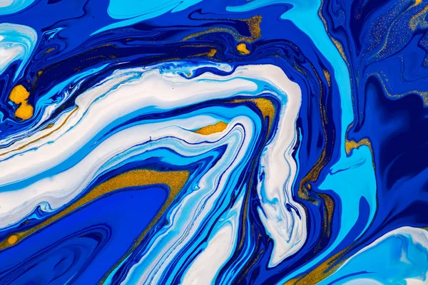 流畅的艺术质感具有旋涡涂料效果的文摘背景.液体丙烯酸图片与流行的混合涂料。可用于网站背景。蓝色、金色和白色. — 图库照片