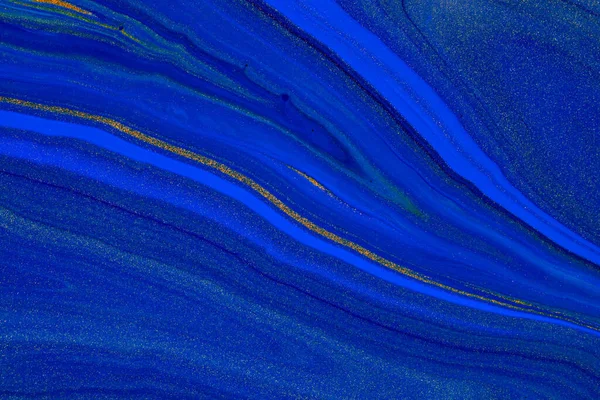 Folyékony művészet textúra. Háttérkép absztrakt kavargó festék hatással. Folyékony akril kép színes vegyes festékekkel. A 2020-as év klasszikus kék színe. Kék, arany és indigó túlcsorduló színek. — Stock Fotó
