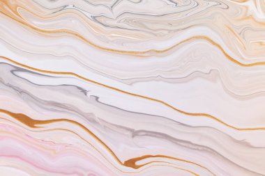 Sıvı sanat dokusu. Soyut kıvrımlı boya efektiyle arka plan. Sıvı akrilik, akışkan ve sıçramalı bir resim. Arka plan ya da poster için karışık boyalar. Lavanta, altın ve beyaz taşan renkler.