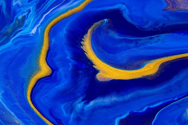 Folyékony művészet textúra. Absztrakt háttér örvénylő festékhatással. Folyékony akril műalkotás, ami folyik és fröccsen. A 2020-as év klasszikus kék színe. Kék, indigó és arany túlcsorduló színek. — Stock Fotó