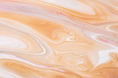 Sıvı sanat dokusu. Yanardöner boya efektli soyut arkaplan. Akıp sıçrayan akrilik bir resim. İç mekan posteri için karışık boyalar. Lavanta, turuncu ve beyaz taşan renkler.