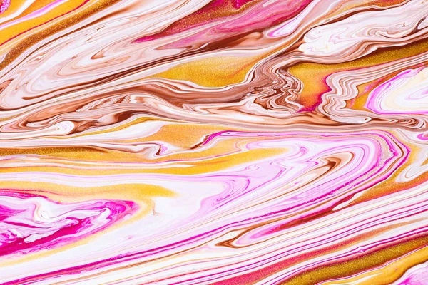 Vätskekonsistens. Bakgrund med abstrakt blandning färg effekt. Flytande akrylbild med vackra blandade färger. Kan användas till inredningsaffisch. Gyllene, vita och rosa överflödande färger. — Stockfoto