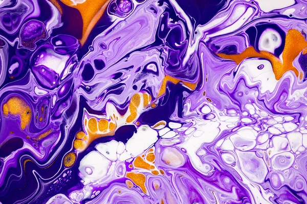 Textura de arte fluido. Fondo abstracto con efecto de pintura giratoria. Cuadro acrílico líquido con pinturas mixtas artísticas. Se puede utilizar para baner o fondo de pantalla. Púrpura, blanco y dorado colores desbordantes . — Foto de Stock