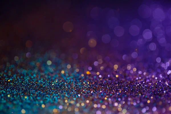 Decoración de fondo de luces bokeh, telón de fondo de brillo abstracto con círculos, superposición de diseño moderno con destellos brillantes. Brillantes chispas de fondo azul, púrpura y dorado con efecto difuminado . —  Fotos de Stock