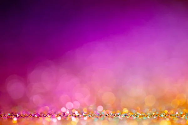 Décoration fond de lumières bokeh, fond brillant abstrait avec des cercles, superposition design moderne avec des lueurs scintillantes. Fond violet, rose et doré étincelles scintillantes avec effet flou . — Photo