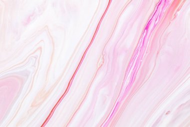 Sıvı sanat dokusu. Yanardöner boya efektli soyut bir arka plan. Akıp sıçrayan akrilik bir resim. Arka plan ya da poster için karışık boyalar. Pembe, beyaz ve bej taşan renkler.