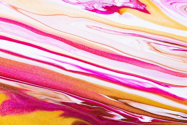 Vätskekonsistens. Abstrakt bakgrund med virvlande färgeffekt. Flytande akrylbild med flöden och stänk. Blandade färger för bakgrund eller affisch. Gyllene, vita och rubinfyllda färger. — Stockfoto