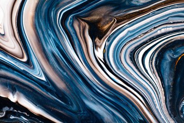 Sıvı sanat dokusu. Arkaplan ve soyut karıştırıcı boya efekti. Akıp sıçrayan sıvı akrilik sanat eserleri. Posterler ve duvar kağıtları için karışık boyalar. Kahverengi, lacivert ve beyaz taşan renkler.