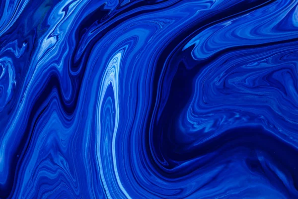 Fließende Kunsttextur. Hintergrund mit abstrakter Mischfarbe-Wirkung. Flüssige Kunstwerke aus Acryl mit Strömungen und Spritzern. Klassisch blaue Farbe des Jahres 2020. Überfließende Farben in Blau, Weiß und Indigo. — Stockfoto