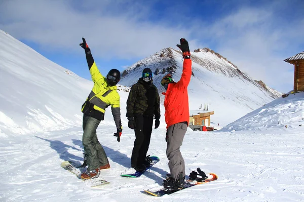 Bir dağ yamacında üç snowboardcu — Stok fotoğraf