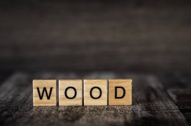 word ahşap üzerinde siyah harflerle parlak ahşap küpler yapılır