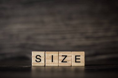 karanlık woode hafif bir tahta küpleri oluşan kelime büyüklük