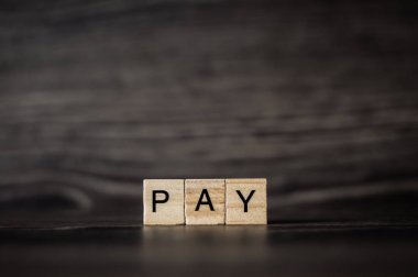 bir kara tahta günü hafif ahşap küpleri oluşan kelime ödeme 