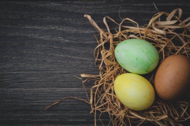Paskalya kavramı: yumurta yuva koyu ahşap zemin üzerine boyalı