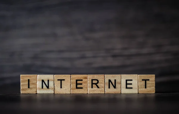 Het woord Internet, bestaande uit lichte houten vierkante panelen op een — Stockfoto