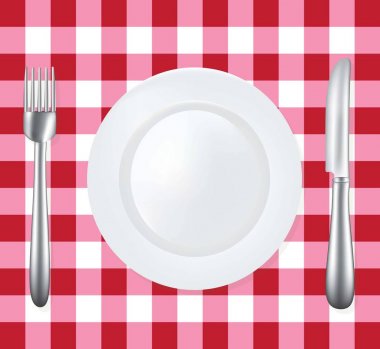 Boş tabak çatal ve bıçak üzerinde piknik masa örtüsü