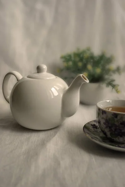 Vintage-Stillleben mit einer Tasse Tee und einer Teekanne — Stockfoto